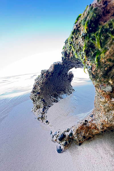 ein vom Meer ausgespülter Stein am Strand in Großaufnahme - Foto SK-Dynamik