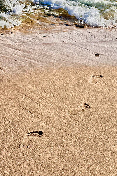Fußspuren im Sand am Meer