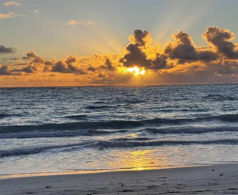 Sonnenaufgang über dem Meer in Fuerteventura